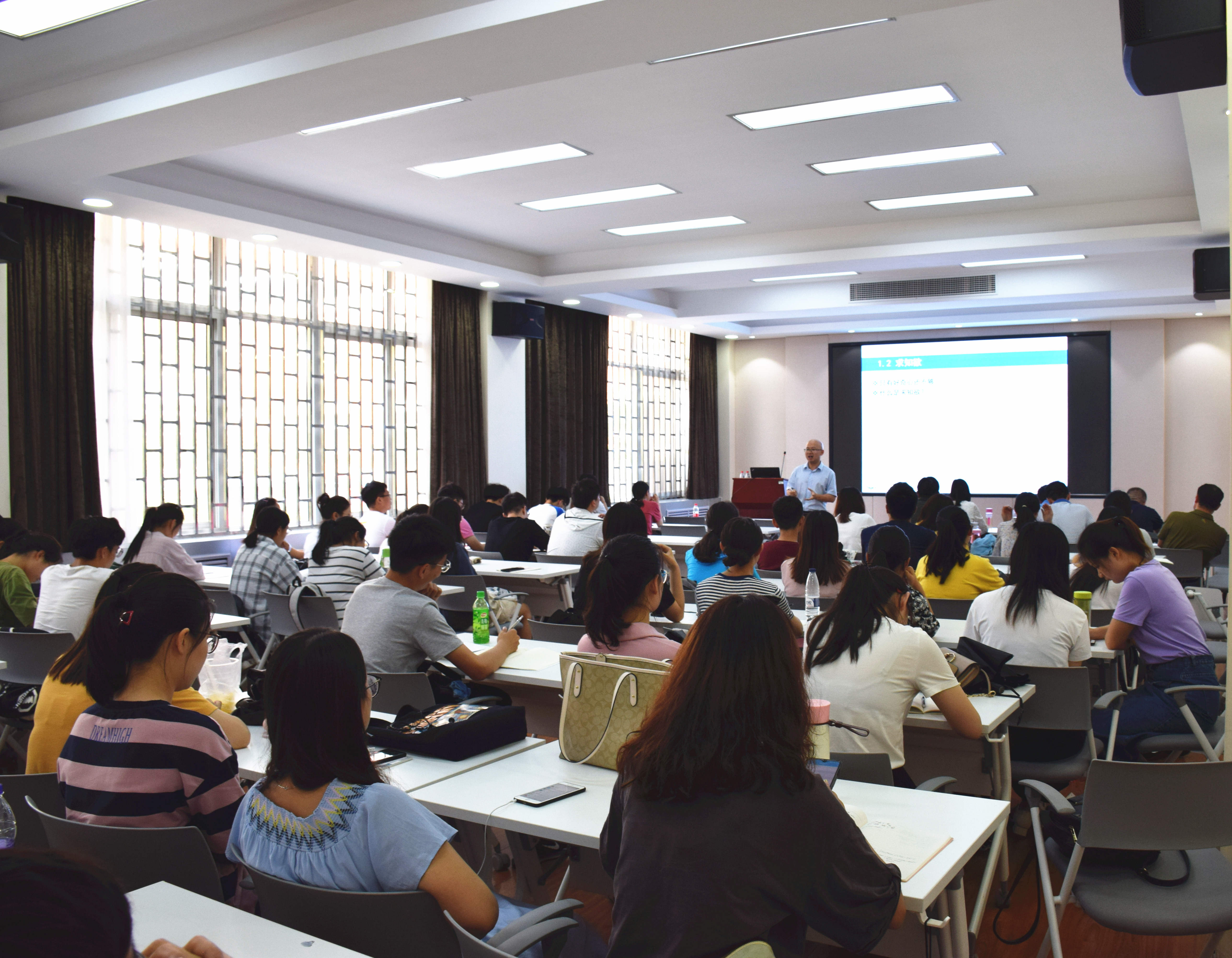 厦门大学魏志华教授受邀到我院讲学